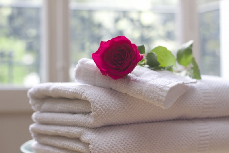 chambre-hote-SAORGE-min_towel_rose_clean_care_salon_spa_white_bath-731641